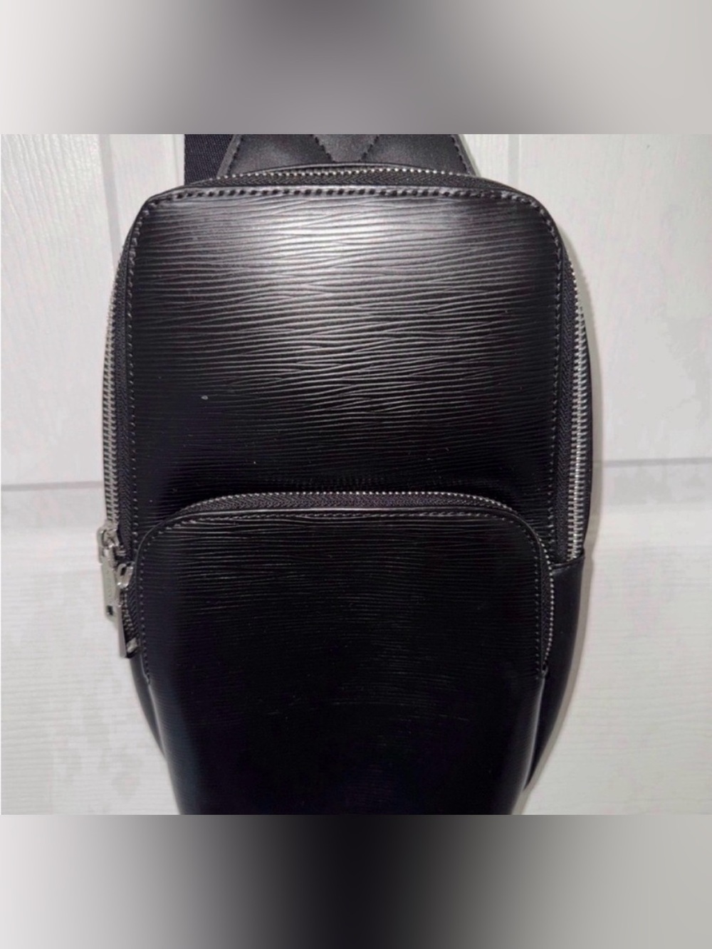 Maverick & Co. Noah Classic Sling Bag. - Picture 2 of 9